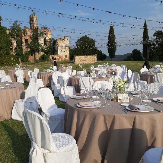 https://www.tenutacastello.it/wp-content/uploads/2022/01/cena-in-esterna-540x540.jpg