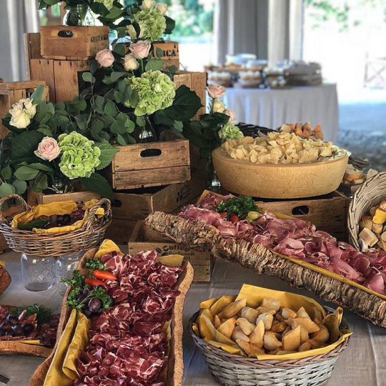 https://www.tenutacastello.it/wp-content/uploads/2022/01/isola-dei-salumi-540x540.jpg