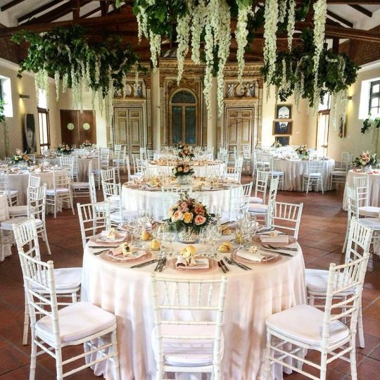 https://www.tenutacastello.it/wp-content/uploads/2022/01/salone-a-pranzo-540x540.jpg