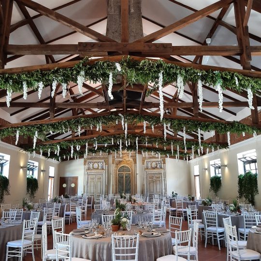 https://www.tenutacastello.it/wp-content/uploads/2022/01/salone-rustico-540x540.jpg