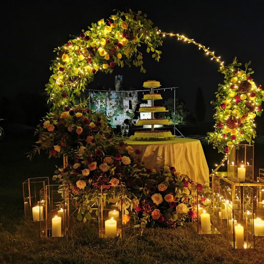 https://www.tenutacastello.it/wp-content/uploads/2022/01/torta-nuziale-a-piani-540x540.jpg