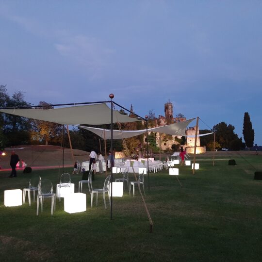 https://www.tenutacastello.it/wp-content/uploads/2022/12/aperitivofuori4-540x540.jpg